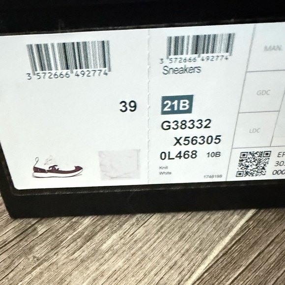 CHANEL White and Black Knit Trainer Sneakers size 39 (New in Box) - Picture 9 of 9